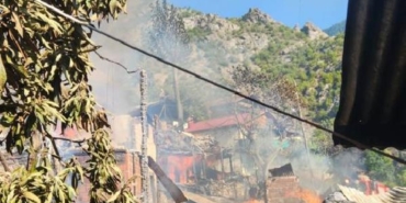 Artvinde köyde çıkan yangında 5 ev 2 samanlık 2 ahır ve 1 traktör kullanılmaz hale geldi