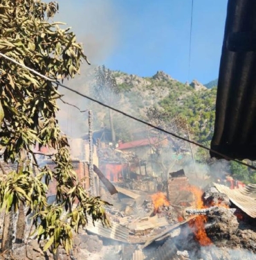 Artvinde köyde çıkan yangında 5 ev 2 samanlık 2 ahır ve 1 traktör kullanılmaz hale geldi