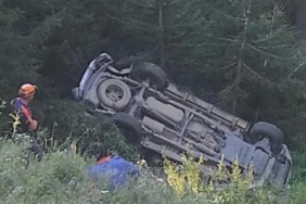 Artvinde yamaçtan yuvarlanan ağaç kamyonete çarptı 1 ölü 1 yaralı