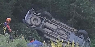 Artvinde yamaçtan yuvarlanan ağaç kamyonete çarptı 1 ölü 1 yaralı