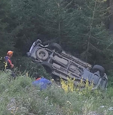 Artvinde yamaçtan yuvarlanan ağaç kamyonete çarptı 1 ölü 1 yaralı