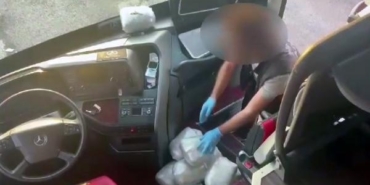 Aşil tepki verdi yolcu otobüsünün içecek dolabından 9 kilo esrar çıktı