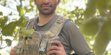 Asker oğlunun şehadet haberini Manisa'da çalıştığı iş yerinde öğrendi (2) 2 Asker oğlunun şehadet haberini Manisada çalıştığı iş yerinde öğrendi 2