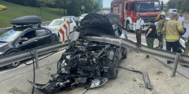 Ataşehirde cip bariyerlere çarparak durabildi 2 yaralı