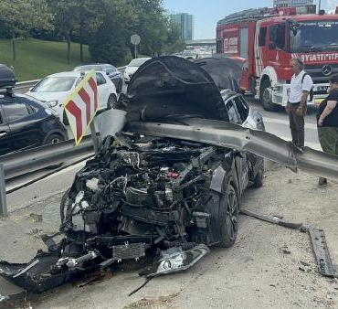 Ataşehirde cip bariyerlere çarparak durabildi 2 yaralı