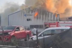 Ataşehirde iş yerinin deposunda yangın-1