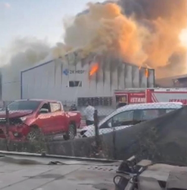 Ataşehirde iş yerinin deposunda yangın-1