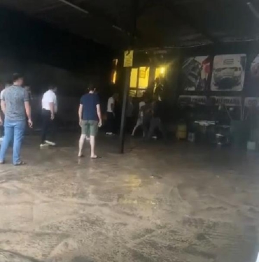 Ataşehirde oto yıkamacıda bagaj kapağını sert kapattın kavgası