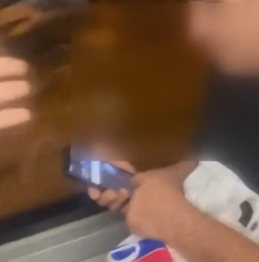 Ataşehirde otobüste gizlice kadının fotoğrafını çekti yolcular tarafından yakalandı