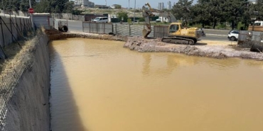 Ataşehir'de temel kazısında su borusu patladı, inşaat alanı göle döndü 29 Ataşehirde temel kazısında su borusu patladı inşaat alanı göle döndü