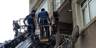Avcılar'da balkonda mahsur kaldı, şüphe üzerine polis eşliğinde kurtarıldı 27 Avcılarda balkonda mahsur kaldı şüphe üzerine polis eşliğinde kurtarıldı