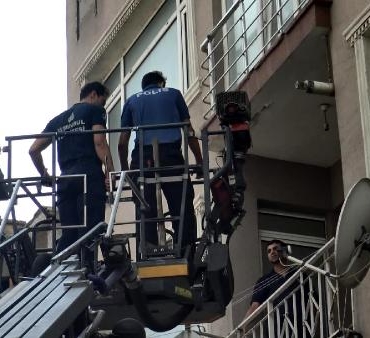 Avcılarda balkonda mahsur kaldı şüphe üzerine polis eşliğinde kurtarıldı