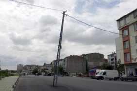 Avcılar'da kaldırım geriye alındı, direk yolda kaldı 36 Avcılarda kaldırım geriye alındı direk yolda kaldı