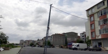 Avcılar'da kaldırım geriye alındı, direk yolda kaldı 38 Avcılarda kaldırım geriye alındı direk yolda kaldı