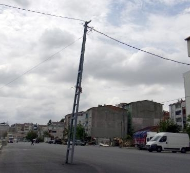 Avcılarda kaldırım geriye alındı direk yolda kaldı