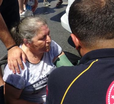 Avcılar'da kazada yaralanan kızını gören anne bayıldı 8 Avcılarda kazada yaralanan kızını gören anne bayıldı