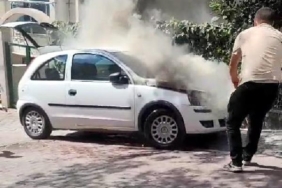 Avcılarda park halindeyken yanan otomobili söndürme çabası