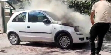 Avcılar'da park halindeyken yanan otomobili söndürme çabası 8 Avcılarda park halindeyken yanan otomobili söndürme çabası