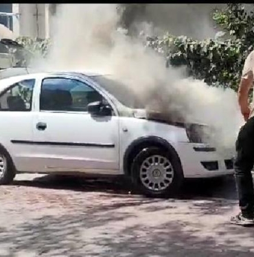 Avcılarda park halindeyken yanan otomobili söndürme çabası