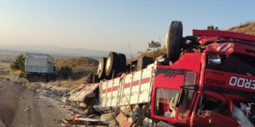 Aynı yöne giden kamyonlar çarpıştı: 1 ölü, 2 yaralı 5 Aynı yöne giden kamyonlar çarpıştı 1 ölü 2 yaralı