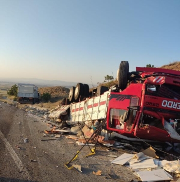 Aynı yöne giden kamyonlar çarpıştı 1 ölü 2 yaralı