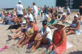 Ayvalıkta sahile havlu serip oturma eylemi yaptılar