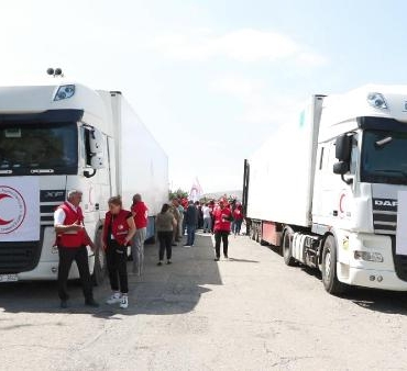 Azerbaycan’ın Ermenilere gönderdiği yardım TIR’ları kontrol noktasında bekliyor
