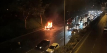 Bağcılar TEM Otoyolu'nda otomobil alev alev yandı 33 Bağcılar TEM Otoyolunda otomobil alev alev yandı