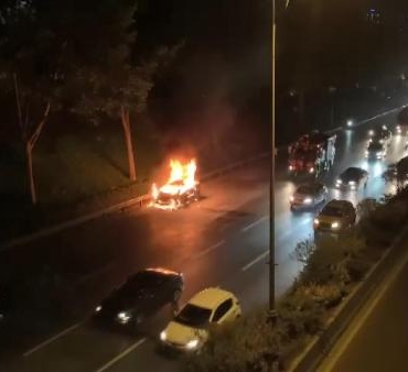 Bağcılar TEM Otoyolunda otomobil alev alev yandı