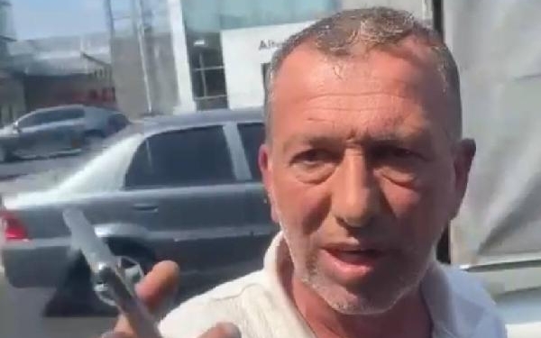 Bağcılarda ambulansın önünü kesti hakaret edip hastaya bakmak istedi