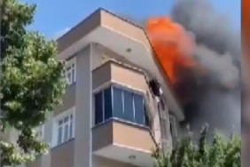 Bağcılarda çatı alev alev yandı Mahalleli sokağa döküldü