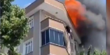 Bağcılarda çatı alev alev yandı Mahalleli sokağa döküldü