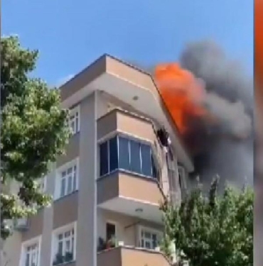 Bağcılar'da çatı alev alev yandı: Mahalleli sokağa döküldü 7 Bağcılarda çatı alev alev yandı Mahalleli sokağa döküldü