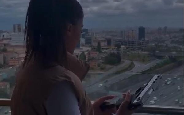 Bağcılar'da rezidansın balkonundan ateş eden model kadın yakalandı 6 Bağcılarda rezidansın balkonundan ateş eden model kadın yakalandı