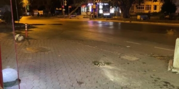 Bağdat Caddesinde otomobilin büfeye çarptığı anlar kamerada