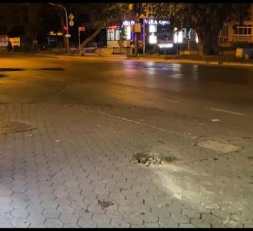Bağdat Caddesi'nde otomobilin büfeye çarptığı anlar kamerada 8 Bağdat Caddesinde otomobilin büfeye çarptığı anlar kamerada
