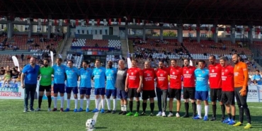 Bahçelievler Belediye Başkanı Bahadır Şöhretler Karması maçında forma giydi 29 Bahçelievler Belediye Başkanı Bahadır Şöhretler Karması maçında forma giydi