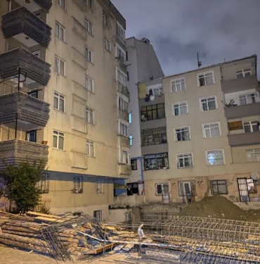 Bahçelievlerde bitişiğindeki temel kazısı sırasında hasar alan bina boşaltıldı
