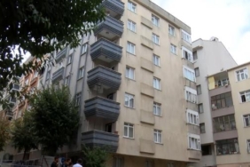 Bahçelievler'de boşaltılan binanın önünde bekleyiş sürüyor (1) 32 Bahçelievlerde boşaltılan binanın önünde bekleyiş sürüyor 1