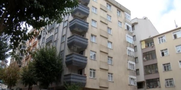 Bahçelievler'de boşaltılan binanın önünde bekleyiş sürüyor (1) 34 Bahçelievlerde boşaltılan binanın önünde bekleyiş sürüyor 1