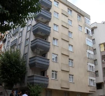 Bahçelievler'de boşaltılan binanın önünde bekleyiş sürüyor (1) 4 Bahçelievlerde boşaltılan binanın önünde bekleyiş sürüyor 1