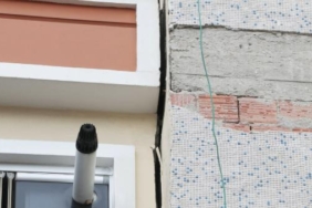 Bahçelievlerde temel kazısı sırasında hasar alan binanın 2 katının kaçak olduğu ortaya çıktı