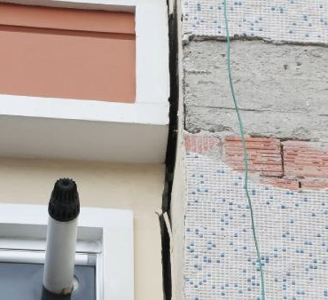 Bahçelievlerde temel kazısı sırasında hasar alan binanın 2 katının kaçak olduğu ortaya çıktı