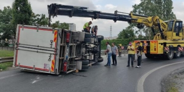 Bahçelievler'de virajı alamayan kamyonet devrildi 7 Bahçelievlerde virajı alamayan kamyonet devrildi