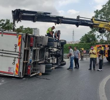 Bahçelievlerde virajı alamayan kamyonet devrildi