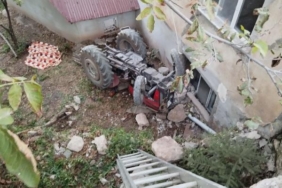 Bahçeye devrilen traktördeki 2 kişi öldü