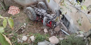 Bahçeye devrilen traktördeki 2 kişi öldü 7 Bahçeye devrilen traktördeki 2 kişi öldü