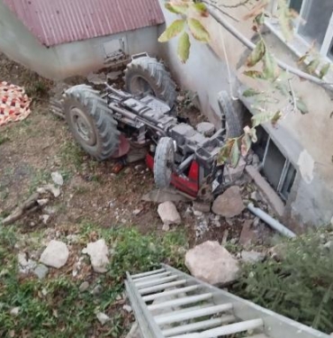 Bahçeye devrilen traktördeki 2 kişi öldü
