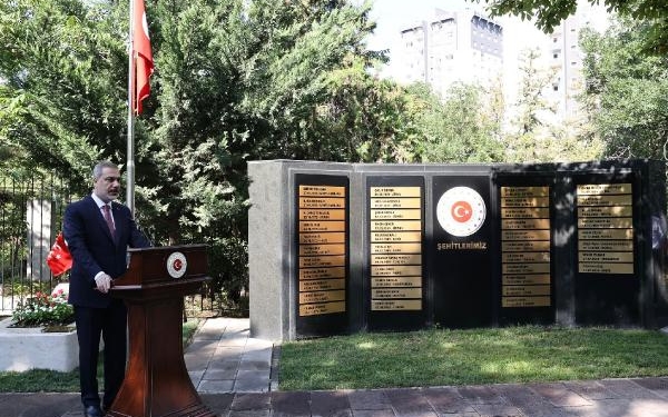 Bakan Fidan'dan Anıtkabir ve şehitlik ziyareti 6 Bakan Fidandan Anıtkabir ve şehitlik ziyareti