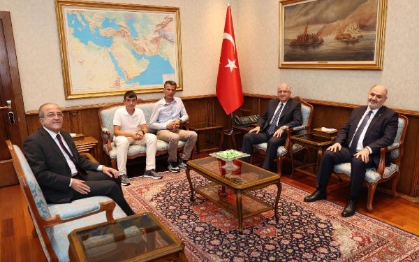 Bakan Güler LGS 2ncisi Muhammeti tebrik etti